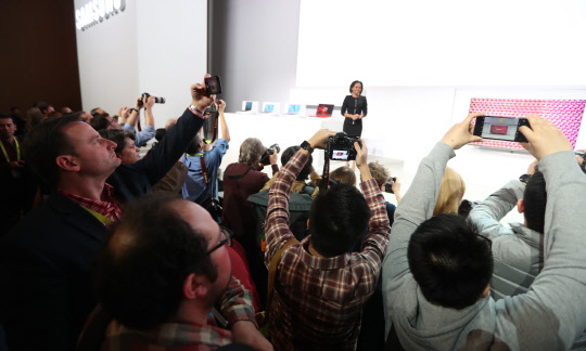 4일 오후(현지시간) 미국 라스베이거스 만달레이베이 호텔에서 열린 삼성전자 글로벌 프레스 컨퍼런스가 끝난 뒤 기자들이 삼성전자의 신제품을 촬영하고 있다.